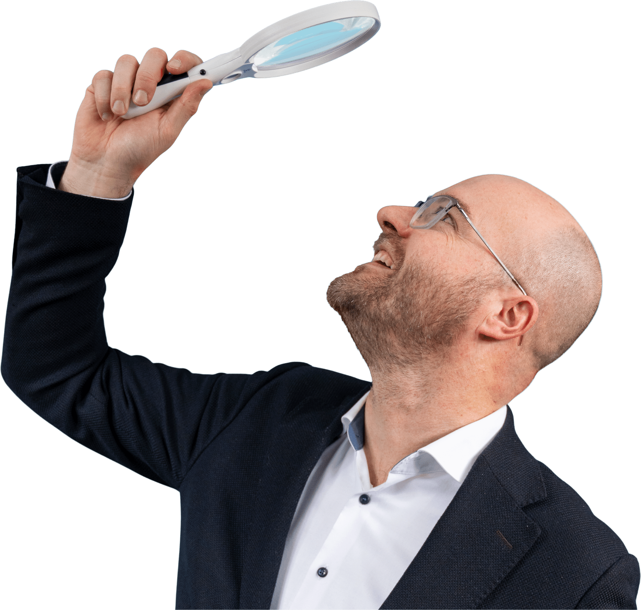 Pieter met een vergrootglas die omhoog kijkt.