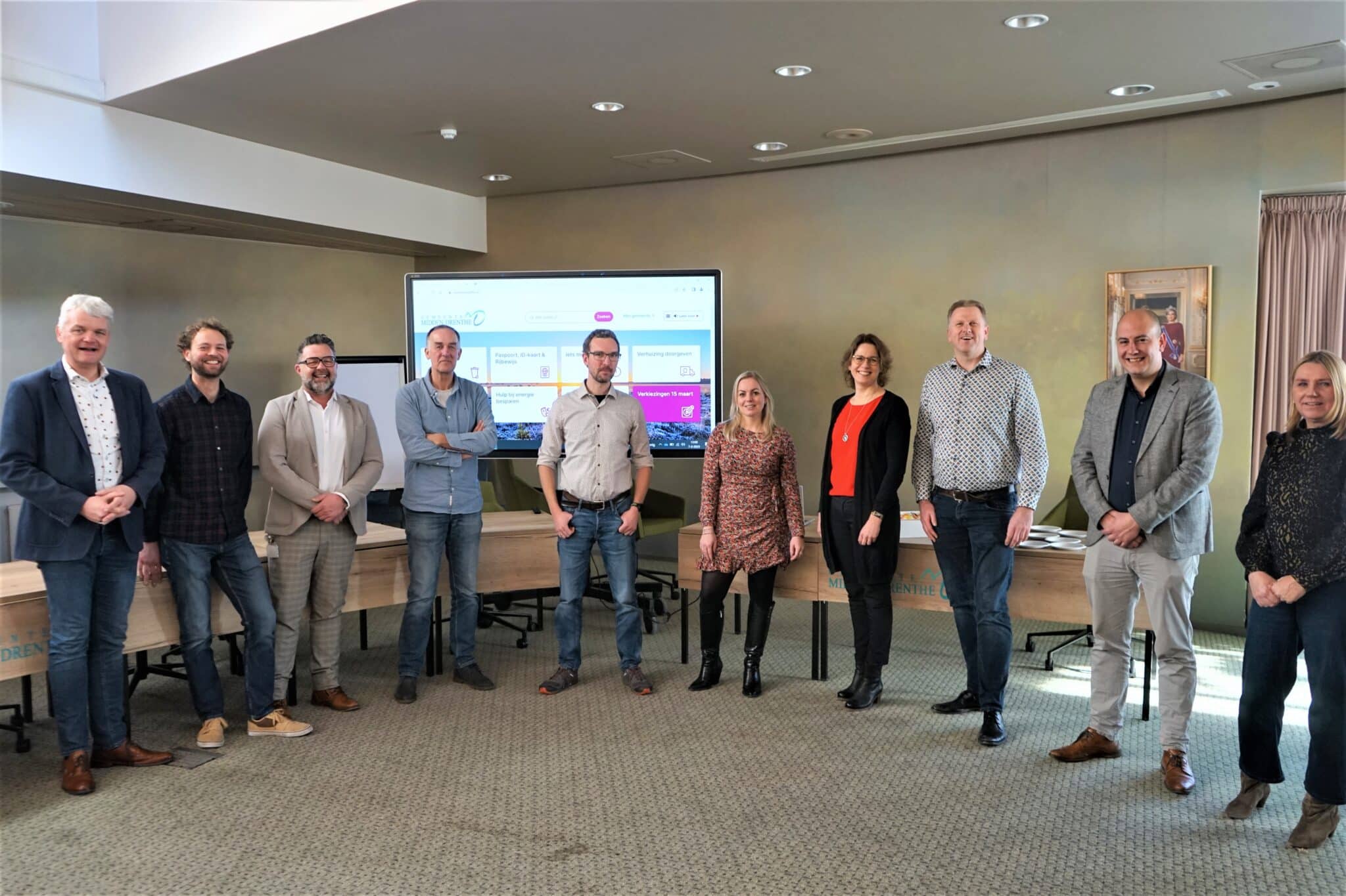 Foto van betrokkenen bij livegang van de nieuwe website van gemeente Midden-Drenthe