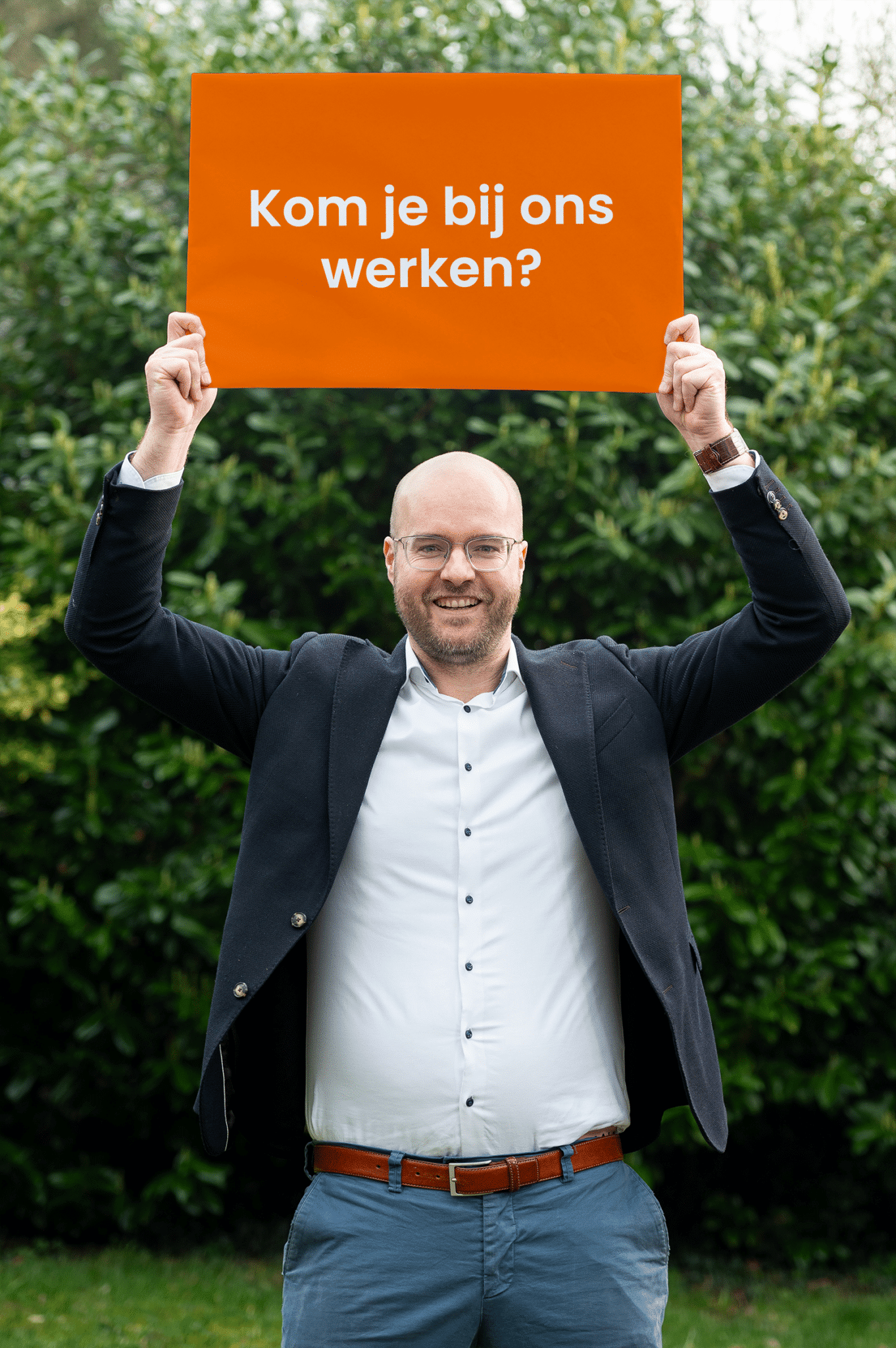Pieter houdt bord omhoog met tekst: kom je bij ons werken?