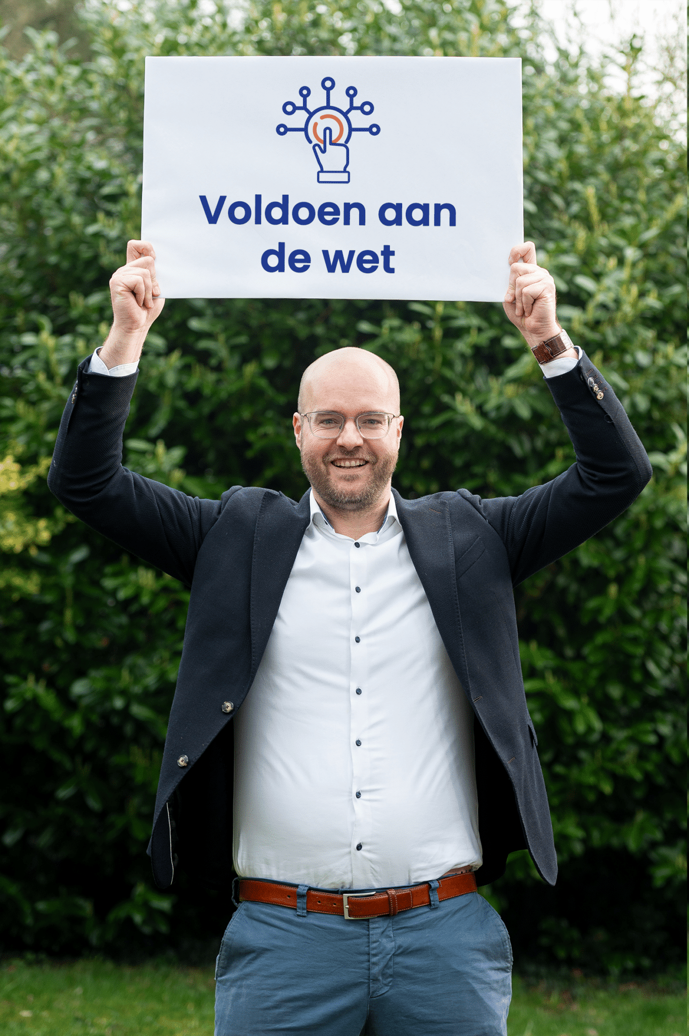 Pieter houdt een bord omhoog met tekst: voldoen aan de wet