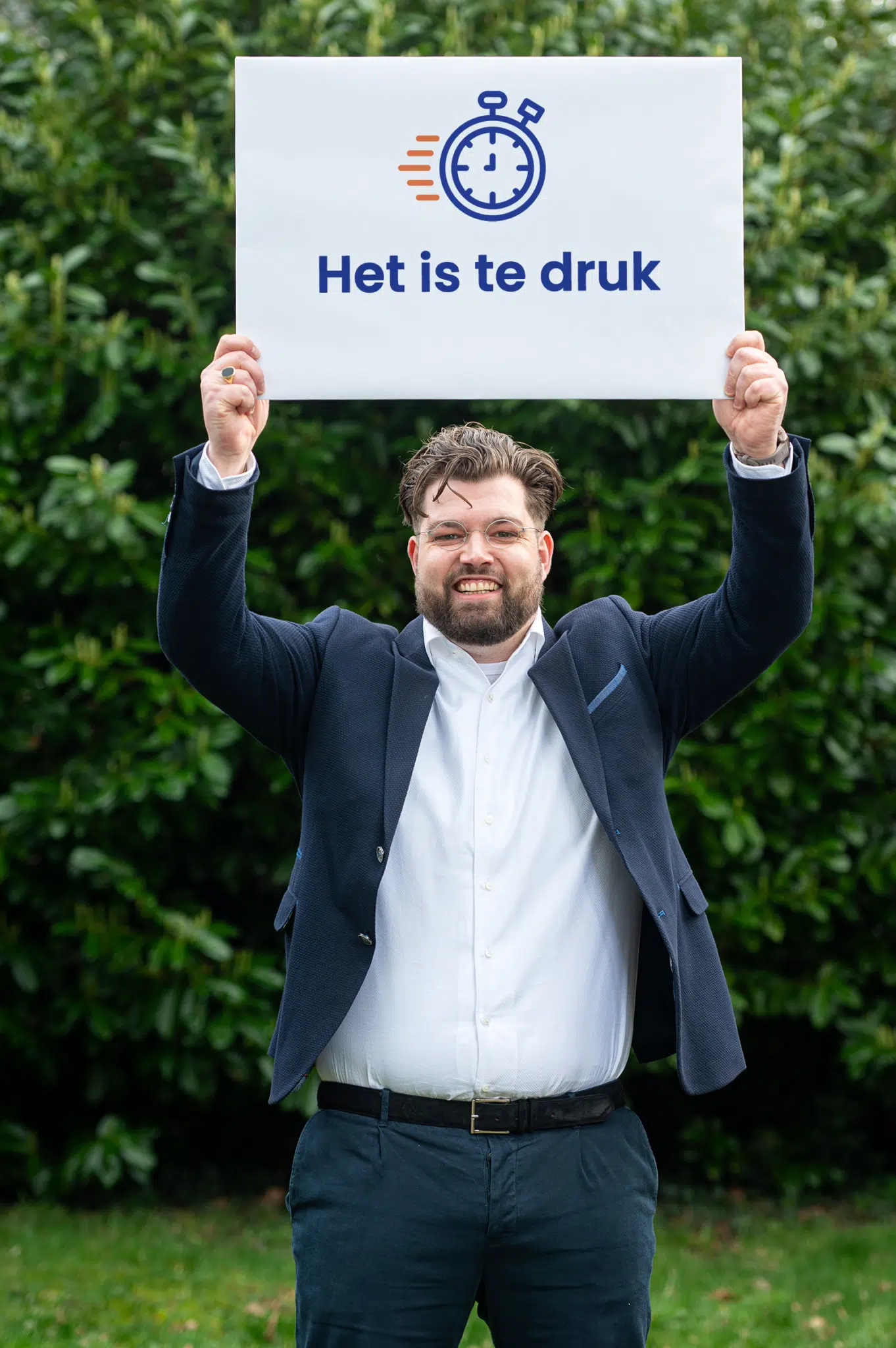 Wouter met het bord omhoog en tekst: Het is te druk