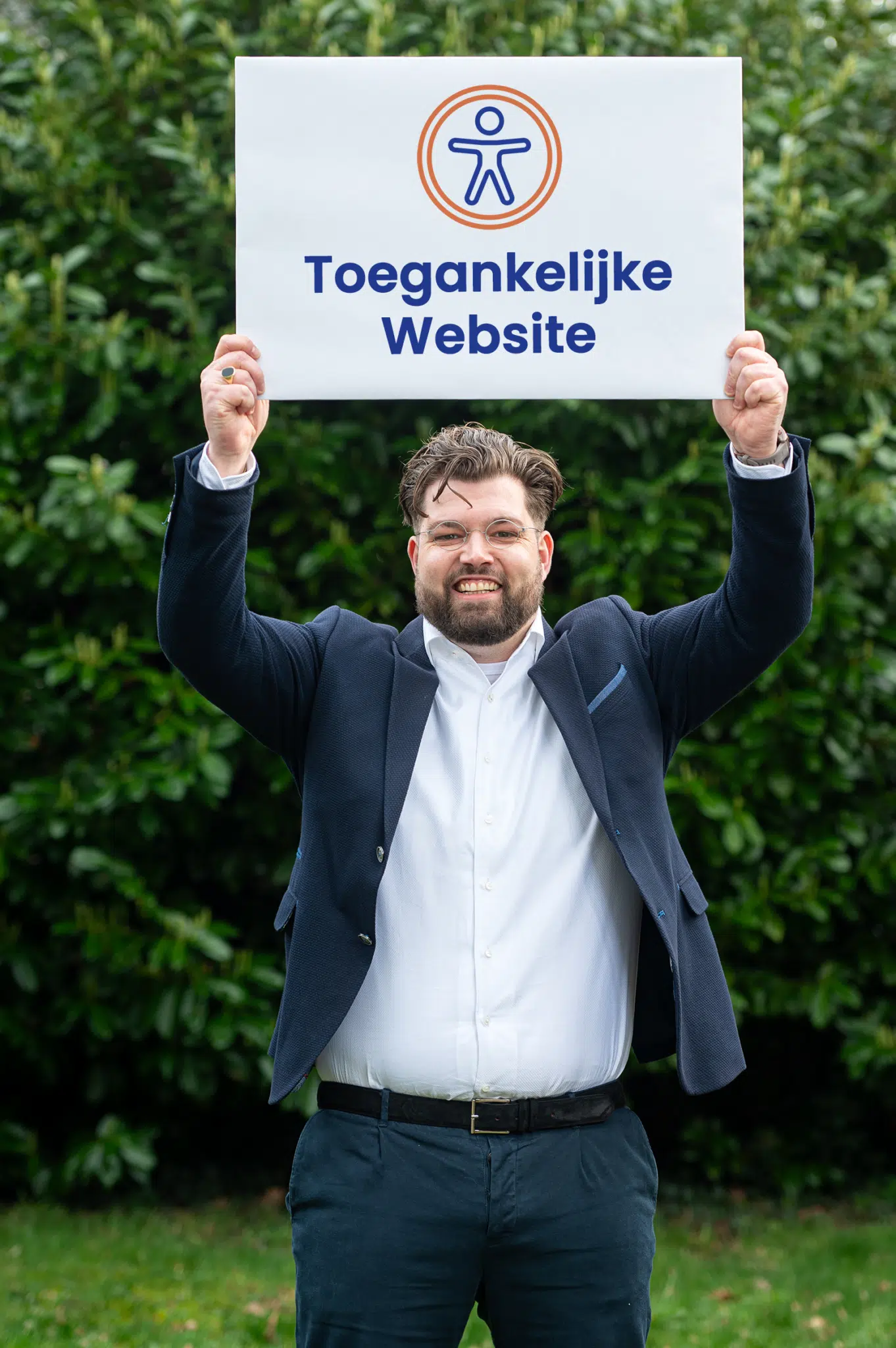 Wouter houdt bord omhoog met tekst: Toegankelijke website