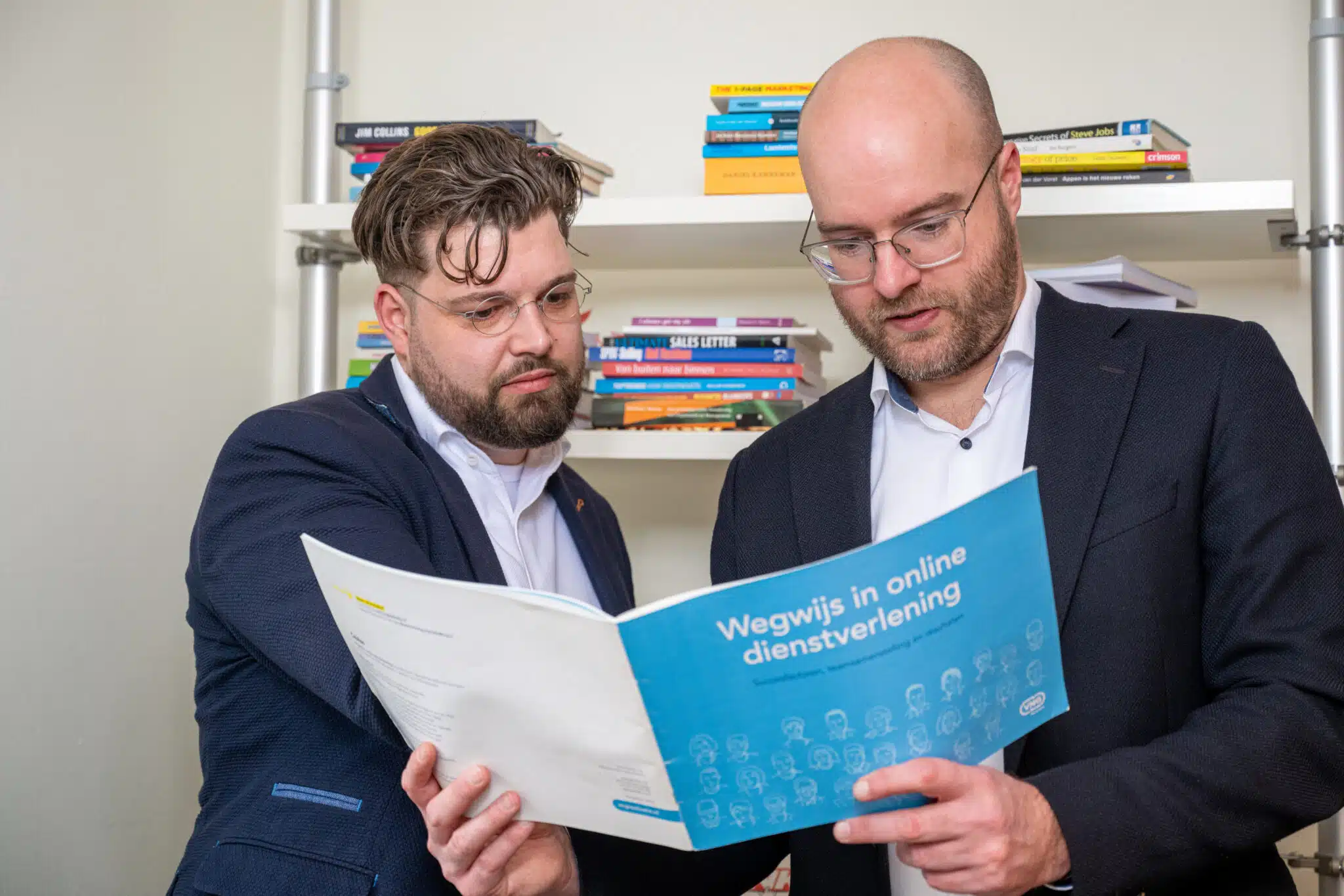 Foto Wouter en Pieter met de publicatie Wegwijs in Online Dienstverlening